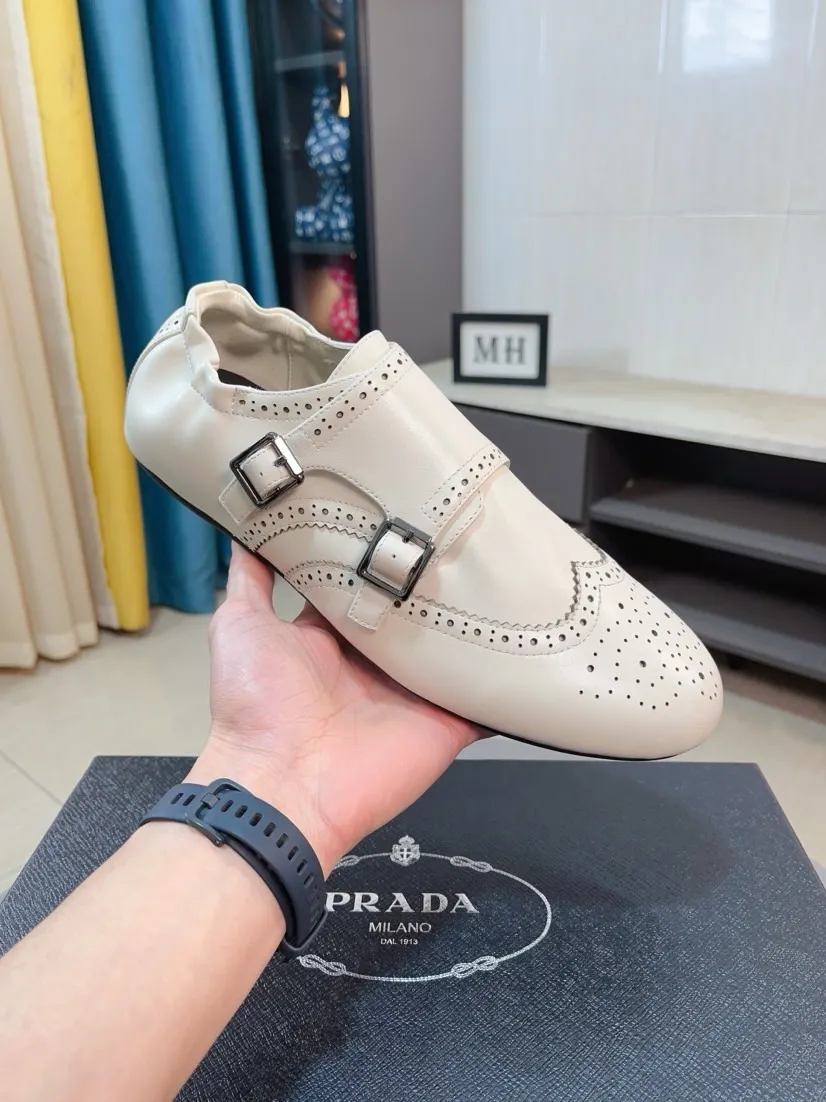 Men's shoes 💰560🌸🌸Men's shoes 💰prada/Prada New men's spliced ​​casual sports shoes. These sports shoes use exquisite stitching technology to outline a unique geometric texture, and contemporary lines and details reinterpret the classic sports style. The upper is made of ultra-official material, and the inner foot pad is made of cow leather. It is light and breathable, practical and versatile, and the outsole has a laser logo to create a comfortable wearing experience. Comes with full set of original packaging dust bag! Size: 38-44 (45 customized)